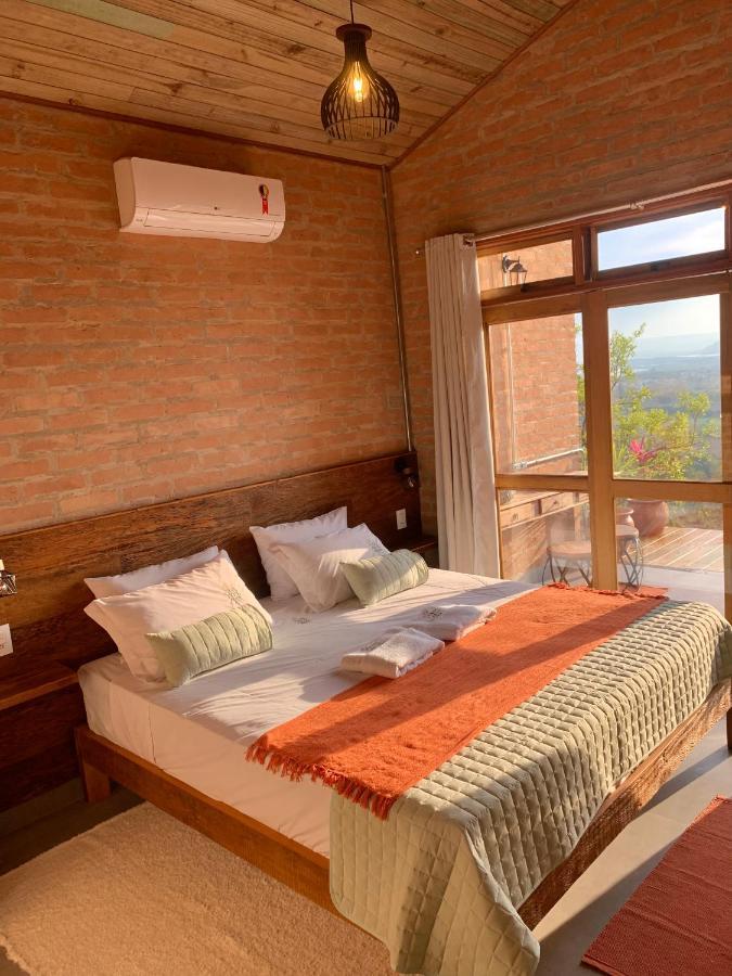 Suíte com Cama King-size e Banheira de Hidromassagem